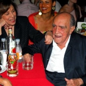 Jan.2007 - Em foto de arquivo, os recém-casados Vera e Oscar Niemeyer prestigiam show de Chico Buarque
