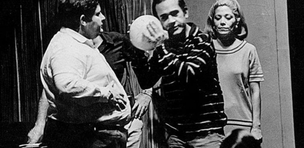 Jô Soares, Ronald Golias e Branca Ribeiro em cena do programa humorístico "Família Trapo" (1967), da TV Record