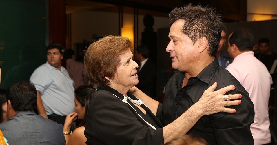 Pedro Leonardo se apresenta em evento