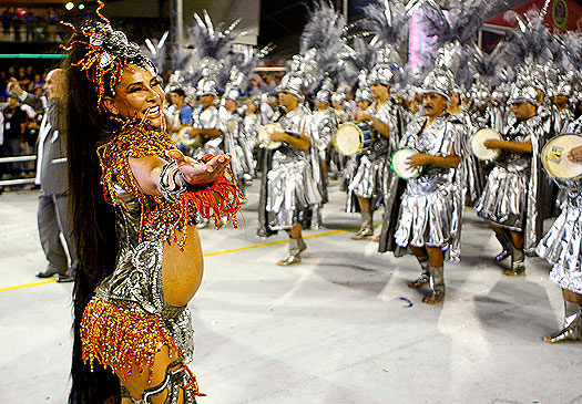 Em 2010 Scheila Carvalho atravessou o samb dromo exibindo a barriguinha de