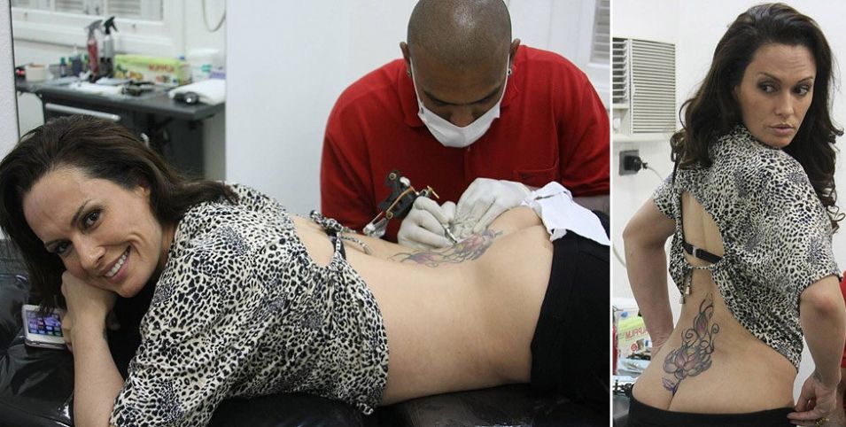 A apresentadora Nubia Oliver finalizou uma tatuagem de flor de l tus