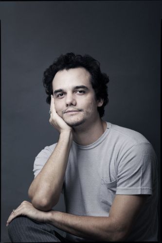 wagner moura posa para foto na casa de hÃ³spedes, no rio de janeiro ...