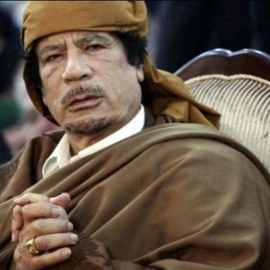 Muammar Gaddafi, ex-presidente da Líbia; morto em 20 de outubro de 2011