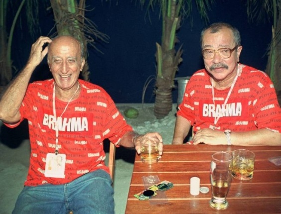 No Carnaval de 2001, os escritores Millôr Fernandes (à esq.) e João Ubaldo Ribeiro são fotografados no camarote da Brahma, no Rio de Janeiro (RJ). - Foto: Nilton Santos/Divulgação