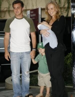 A família reunida na saída da maternidade: papai Huck segurando a mão de Joaquim, e mamãe Angélica com o pequeno Benício nos braços (nov.2007).