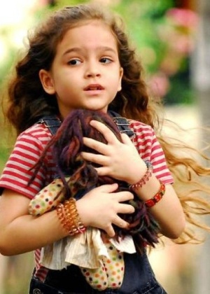 A pequena Mel Maia em cena de "Avenida Brasil". Ela estrelou no papel de Rita, que na segunda fase da novela está sendo interpretada pela atriz Débora Falabella