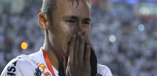 Neymar se emociona em cena do documentário "Santos, 100 Anos de Futebol Arte" - Divulgação