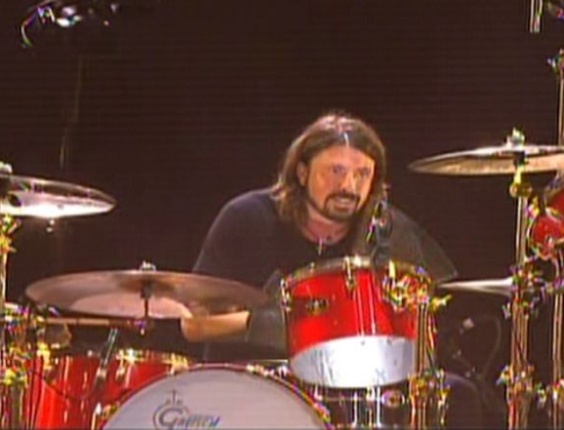 O Foo Fighters, principal atração do primeiro dia de Lollapalooza Brasil 2012, se apresenta para um público de 75 mil pessoas, no Jockey Club, em São Paulo (7/4/12). O grupo de Dave Grohl começou o show mais aguardado da noite pontualmente, às 20h30, com "All My Life", do álbum "One By One", de 2002.
