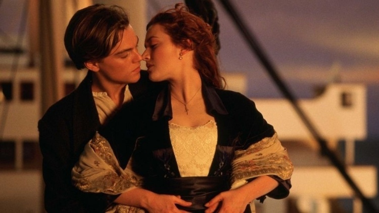 O casal Rose e Jack, interpretados por Kate Winslet e Leonardo DiCaprio, em uma das cenas mais famosas do longa de 1997
