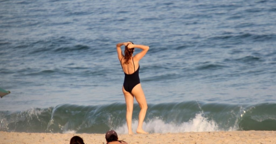 Acompanhada de um amigo, a atriz Débora Bloch, de 48 anos, mostrou que está com o corpo em boa forma e curtiu a praia de Ipanema, na zona sul do Rio de Janeiro. A beldade usava um maiô preto.