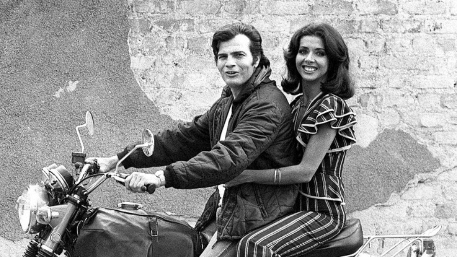 Tarcísio Meira em sua moto junto com Betty Faria na novela "Cavalo de Aço" - Divulgação