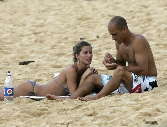 Gisele Bündchen curte as areias do Havaí ao lado do namorado Kelly Slater, surfista profissional (2005).