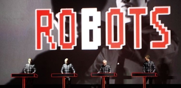 Kraftwerk se apresenta no Sónar SP 2012 em São Paulo. Eles abriram o show com a música "We Are The Robots" (11/5/12)  - Fernando Donasci/UOL