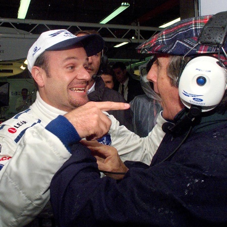 Barrichello recebe os cumprimentos de Jackie Stewart após conquistar a pole do GP da França de 1999 - ELECTRONIC IMAGE