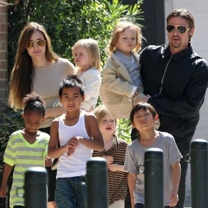 O casal Angelina Jolie e Brad Pitt passeia com os seis filhos pelas ruas de Nova Orleans (20/3/11) - Grosby Group