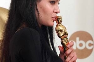 Rede Globo > filmes - Angelina Jolie estrela 'Lara Croft: Tomb Raider' na  Sessão da Tarde