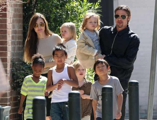 O casal Angelina Jolie e Brad Pitt passeia com os seis filhos pelas ruas de Nova Orleans (20/3/11). 