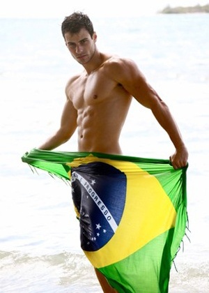 Mister Brasil Lucas Malvacini fez um ensaio ousado em Miami, nos Estados Unidos. O modelo exibiu o corpo sarado e em algumas fotos posou enrolado na bandeira do Brasil, deixando a marquinha de sol à mostra (abril/2012)