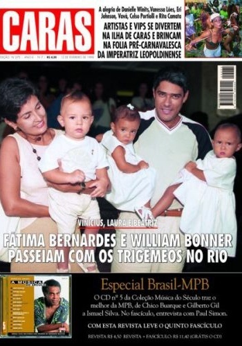 O casal Fátima Bernardes e William Bonner com os trigêmeos Vinícius, Laura e Beatriz na capa da revista "Caras" em 1999. - Reprodução