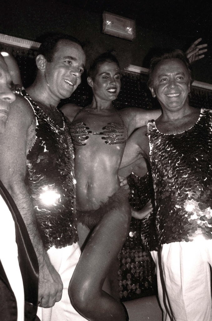 Seminua, Monique Evans posa para foto com Chiquinho Scarpa (à esquerda) no Carnaval de 1985 - Lewy Moraes/Folhapress