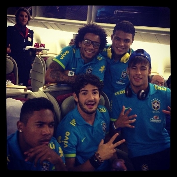 Marcelo, Thiago Silva, Alex Sandro (lateral do Porto), Alexandre Pato e Neymar no avio para Londres (16/7/12)