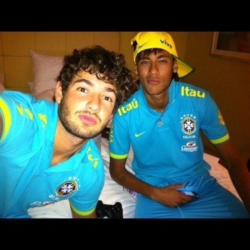 Neymar convence Pato a participar da sesso de poses no quarto da concentrao