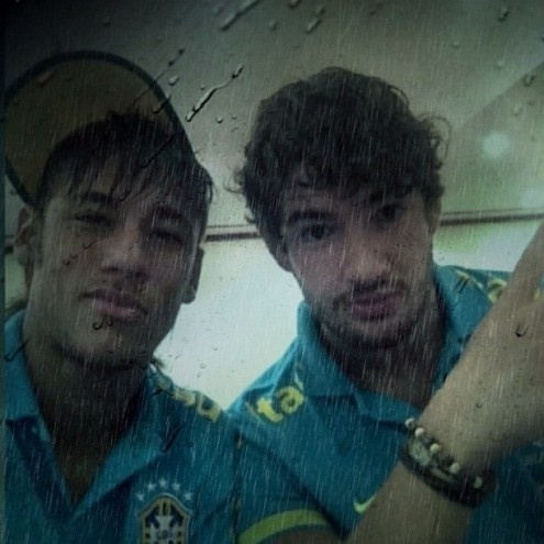 Neymar e Alexandre Pato testam outro efeito do aplicativo de fotos para celulares Instagram