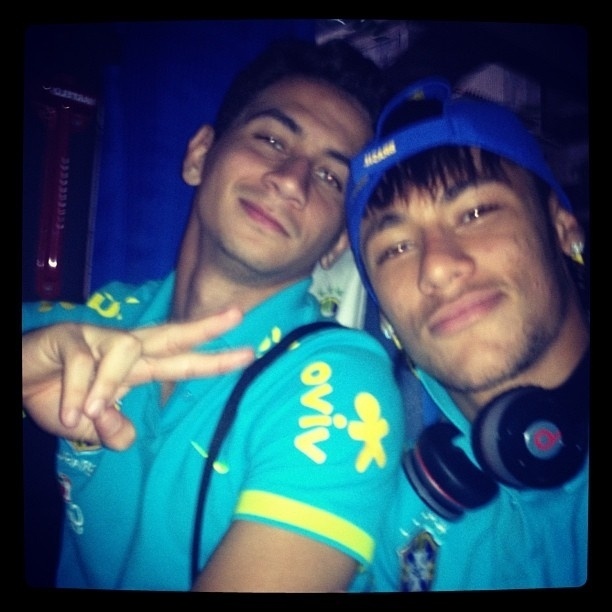 Viciado no Instagram, Neymar posa com o colega do Santos Paulo Henrique Ganso, menos ligado nas redes sociais (15/7/12)