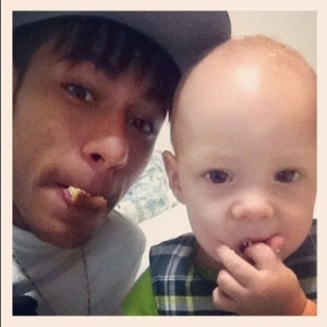 O craque Neymar com o pequeno Davi Lucca. Na foto, divulgada no Instagram, pai e filho se divertem durante um lanchinho (29/6/12). - Reprodução/Instagram