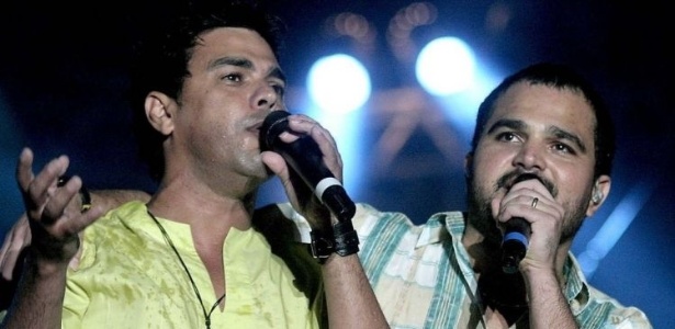 A dupla Zezé Di Camargo e Luciano durante show em Peruíbe (SP), em janeiro de 2006 - Luciano Netto/Folhapress