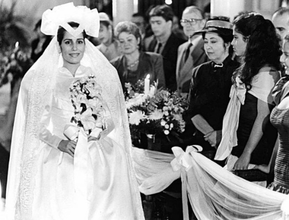 A atriz Glória Pires em cena de casamento na novela "Vale Tudo", exibida pela TV Globo em 1988.
