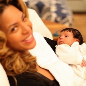 Beyoncé com sua filha Blue Ivy no colo