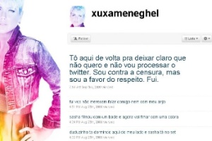 A experiência de Xuxa no Twitter rendeu comentários dos usuários que não agradaram a apresentadora. Quando foi falar um "Oi" para os seguidores da mãe, Sasha escreveu cena com "s" e foi criticada pelos usuários. Rebatendo as críticas, Xuxa argumenta que a filha foi alfabetizada em inglês e em seguida abandonou sua conta no microblog (ago/2009) - Reprodução - Reprodução