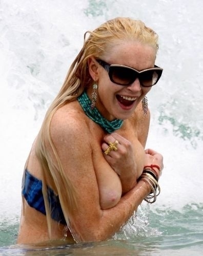 Lindsay Lohan, que nos últimos anos tem sido manchete mais nas páginas policiais do que do showbizz, deixa seu peito à mostra pela segunda vez em três dias.A primeira foi durante um ensaio em Miami, onde a atriz deixa seu decote abrir. Na foto, uma onda levou a parte de cima do seu biquíni, durante um banho de mar, na mesma cidade (23/5/11)