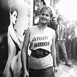 Xuxa passa em frente de cartaz do filme "Amor, Estranho Amor", em SP (1982). Para quem não se lembra, esse é o filme em que Xuxa aparece em cenas sensuais com um garoto de 12 anos. A apresentadora conseguiu na justiça a proibição de divulgação ou comercialização do filme - Jorge Araújo/Folha Imagem