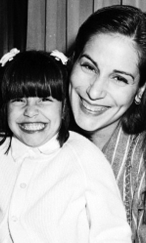Cleo Pires na infância: sorrisão para foto com a mãe, Glória Pires