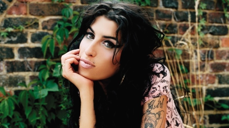 Amy Winehouse morreu em 23 de julho de 2011, aos 27 anos. A polícia de Londres encontrou o corpo da cantora na casa onde ela morava em Camden Town. Laudos médicos não encontraram droga no sistema da cantora, porém reveleram que Amy havia ingerido grande quantidade de álcool - Divulgação - Divulgação