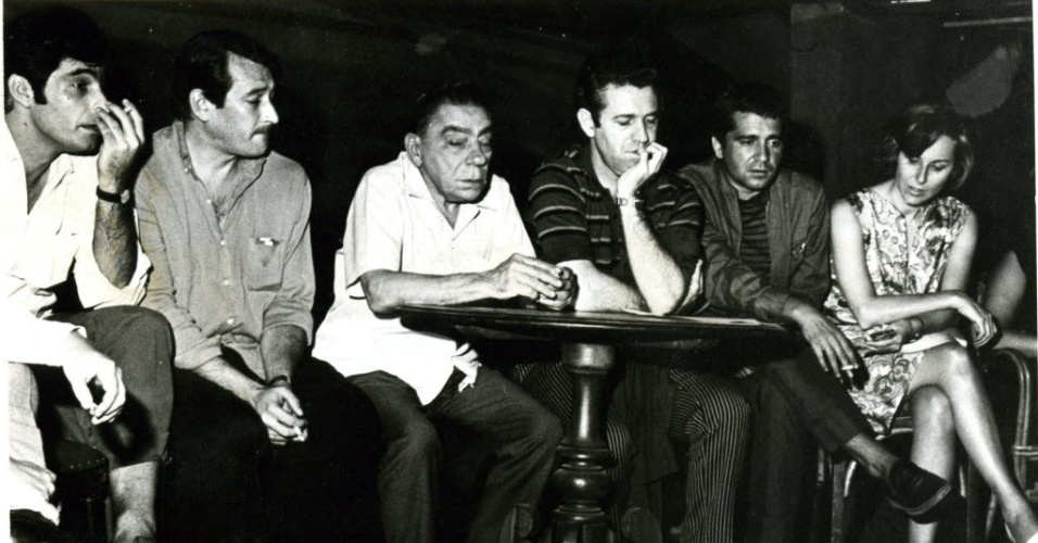 Da esquerda para a direita, os atores Altair Lima, Paulo Goulart, Juca de Oliveira, Plínio Marcos e Nídia Lycia participam de reunião no Teatro Galpão, em SP (1/2/68)