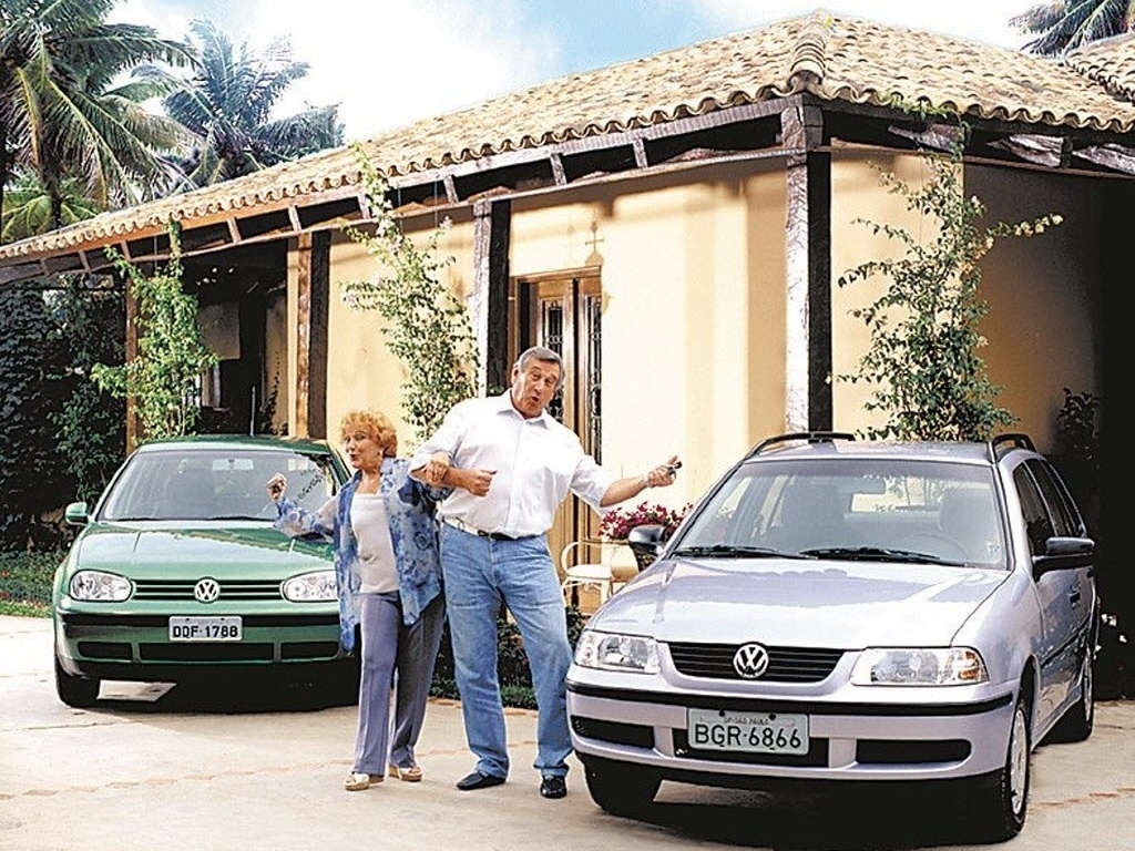 O ator Paulo Goulart e a atriz Nicete Bruno gravam uma campanha de consórcio para a TV (15/3/01) - Divulgação