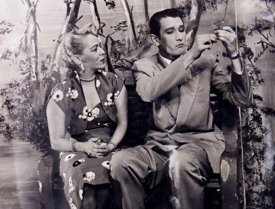 Os atores Jane Batista e Paulo Goulart em cena da novela "Helena", de 1952. Esta foi a primeira obra do ator na televisão brasileira