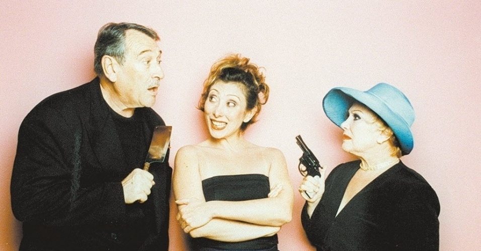 Paulo Goulart, Bárbara Bruno (filha do casal) e Nicette Bruno, em cena da peça "Crimes Delicados" (2000)
