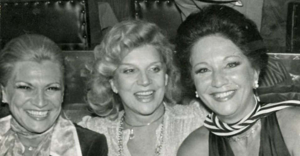 Hebe e as atrizes Tônia Carrero e Lolita Rodrigues na boate Moustache, em evento em homenagem a Lolita e a seu marido, Ayrton - Folhapress