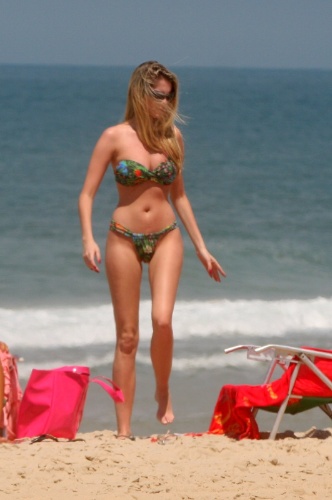 Bárbara Evans aproveita o sol na praia de Ipanema, no Rio de Janeiro (2/10/12). Usando um biquíni bem pequeno, a modelo mostrou que está bem mais magra do que na época em que posou para a revista "Playboy" (dezembro/2011)