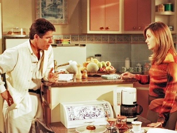 Teobaldo Faruk se envolve com Lúcia Helena (Adriana Esteves) na novela "A Indomada", exibida em 1997
