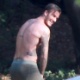 O jogador de futebol David Beckham fotografou ensaio para a marca de roupas H&&M em Beverly Hills, nos Estados Unidos, nesta terça-feira (2/10/12). O marido de Victoria Beckham, 38, ex-Spice Girl, era todo sorrisos, mostrando as tatuagens espalhadas pelo corpo. Não pareceu se constranger com os holofotes nem para dar aquela ajeitadinha na cueca, segundo informações da agência Grosby - The Grosby Group