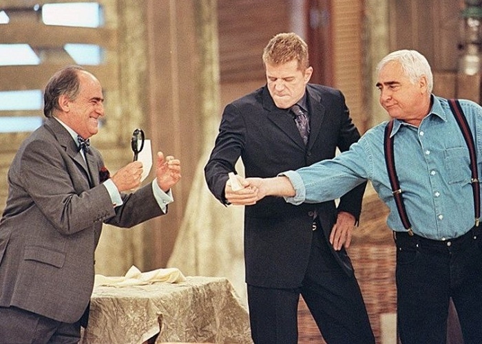 Como Caco Antibes, Miguel contracena com Ary Fontoura e Luis Gustavo no programa "Sai de Baixo" (28/3/00) - Divulgação/TV Globo