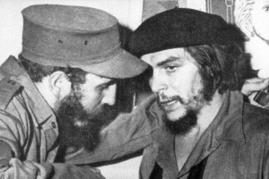 Che Guevara (à dir.) e Fidel Castro, líderes da Revolução Cubana, em fotografia de 1959