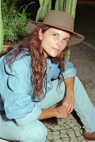 Nos estúdios do Projac, no Rio, Cristiana Oliveira posa para retrato, caracterizada como a personagem Selena de "Corpo Dourado" (1998), novela de Antônio Calmon