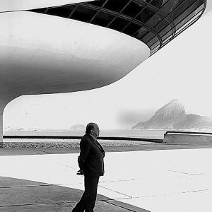 Oscar Niemeyer no Museu de Arte Contemporânea, em Niterói, projeto seu inaugurado em 1996 - Ana Ottoni - Ana Ottoni