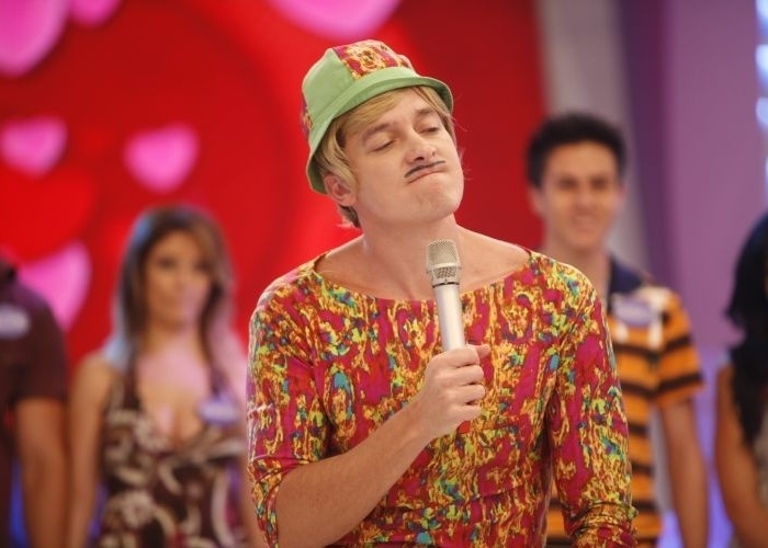 Rodrigo Faro coloca um bigodinho e lança mão de chapéu para se vestir de Tiririca no quadro "Vai Dar Namoro", em "O Melhor do Brasil" (24/10/09)